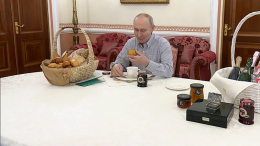 Путин попробовал присланную ему в подарок выпечку из пекарни «Машенька»
