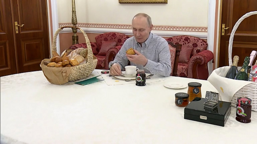 Путин попробовал присланную ему в подарок выпечку из пекарни «Машенька»