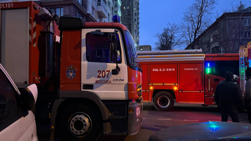Многоэтажный дом загорелся в Москве из-за включенной гирлянды