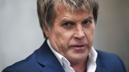 Скандал на борту: пассажирка напала на Алексея Глызина в самолете