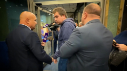 Охранники напали на съемочную группу «Известий» на тренинге коуча Ивлиевой