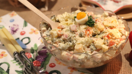 В Эстонии из-за слухов о запрете «Оливье» начали скупать горошек и майонез