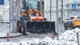 «Не проходите мимо»: россиян призвали добиваться уборки снега и льда во дворах