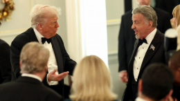 «Не надо обращаться к Слаю»: Трамп рассмешил Сталлоне на вручении премии за вклад в культуру