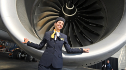 Никакого кофе и сигарет: что запрещено делать стюардессам