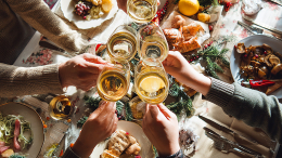 Бокал против забвения: как праздничное застолье может спасти от деменции