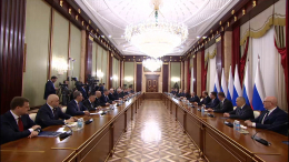 Путин поручил найти решение по поддержке многодетных семьей при росте их доходов