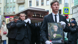 Веру Алентову увезли на скорой во время прощания с Анатолием Лобоцким