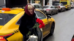 Уверенной походкой: последние кадры Веры Алентовой на прощании с Лобоцким