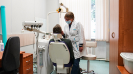 Делает зубы желтыми: стоматологи назвали самый опасный праздничный напиток