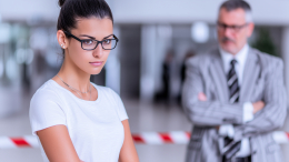 Положена компенсация: куда обращаться при домогательствах на корпоративе