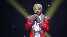 «Остался след»: Киркоров хочет забить обгоревший локоть татуировкой