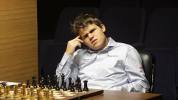 Проигравший Артемьеву Карлсен оттолкнул камеру оператора после матча