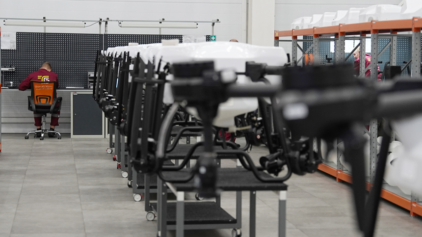 В России зафиксировали рост выпуска вооружений и ищут миллионы новых работников