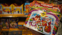 Детские новогодние наборы в России подорожали в среднем до 454 рублей