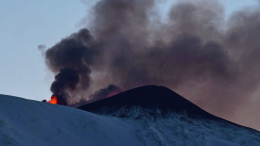 Выброс лавы произошел из вулкана Этна на Сицилии
