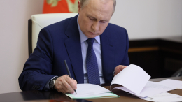 Путин подписал закон об отмене ежегодных деклараций чиновников
