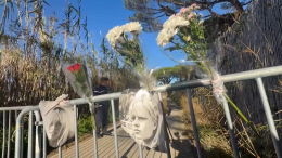 Поклонники Брижит Бардо несут цветы к ее вилле в Сен-Тропе