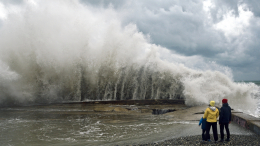 Новогодний шторм на Черном море застал врасплох туристов и жителей юга России
