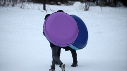 В Подмосковье дети чуть не погибли, катаясь на ватрушке