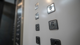 Жители Петербурга устроили салют в лифте