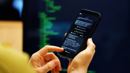 Бредовые идеи: психиатры предупредили о риске психозов при длительном общении с чат-ботами