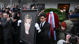 Под аплодисменты дочери и поклонников: в Москве простились с Верой Алентовой