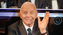 «Выбирайте жизнь»: Энтони Хопкинс отметил 50 лет трезвости