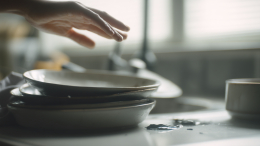 Посуда-убийца: как привычные тарелки и сковородки могут покалечить и отравить
