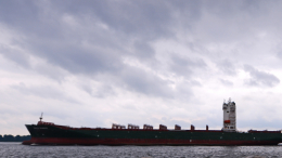 Экипаж судна, которое преследуют американские военные, нарисовал на борту флаг России