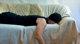 Безопасные позы: как правильно спать после употребления алкоголя