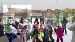 С елками и смехом: как отметили начало года необычным забегом в Долгопрудном