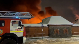 Пожар на площади три тысячи «квадратов» вспыхнул в Сергиевом Посаде