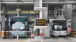 Застрявшие в очереди автобусы с российскими туристами пересекли границу КНР