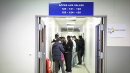 Опустилась до 6 градусов: школы Франции страдают от холода в классах