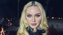 Певиц Мадонну застали в нижнем белье с молодыми любовниками