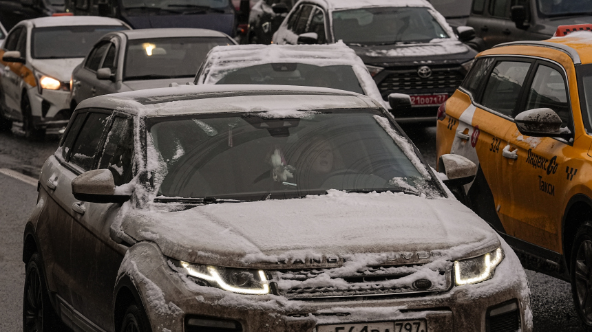 «Дорога парализована»: автомобили застряли на МКАД из-за сильного снегопада