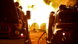 Пожар начался на нефтебазе в Волгоградской области после падения обломков БПЛА