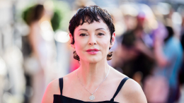 «Проверяли свой продукт»: создатели «Зачарованных» издевались над Роуз Макгоуэн