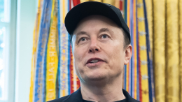 Илон Маск сделал репост дипфейка британского премьера Стармера в бикини