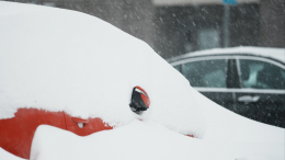 Колеса, зеркала, выхлопная труба: как правильно откапывать машину из-под снега