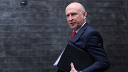 Призывавший похитить Путина британский министр обороны застрял в поезде на Украине