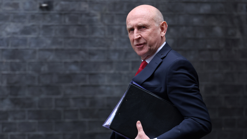 Призывавший похитить Путина британский министр обороны застрял в поезде на Украине