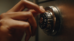 Мужчина купил старый сейф за 500 долларов и нашел в нем миллионы