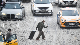Сугробы в центре Москвы превратились в «горную цепь»