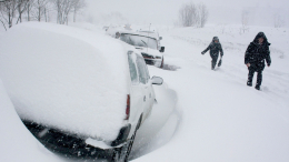 Выходят в окно: как жители Камчатки борются с мощным снежным циклоном