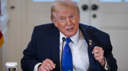 Трамп призвал продолжать акции протеста в Иране и пообещал помощь США