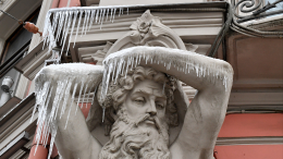 Вечная битва: в Петербурге предложили новый способ борьбы с сосульками