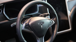 На автостраде в США заметили движущийся автомобиль со спящим водителем внутри