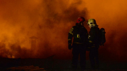 Частный дом сгорел на Камчатке — пожарных к месту возгорания не пустили сугробы